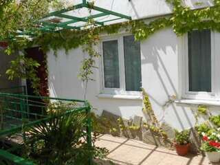 Гостиница Guest House Lenina 35 Алупка Семейный номер с балконом-14