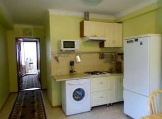 Гостиница Guest House Lenina 35 Алупка Семейный номер с балконом-3