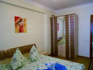 Гостиница Guest House Lenina 35 Алупка Семейный номер с балконом-11