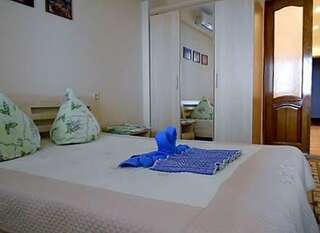 Гостиница Guest House Lenina 35 Алупка Четырехместный номер с видом на море-8